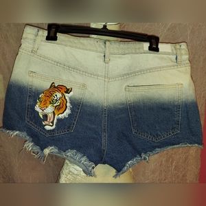 Womans Tiger face Jean Shorts from Akira in size XL (Extra Large)